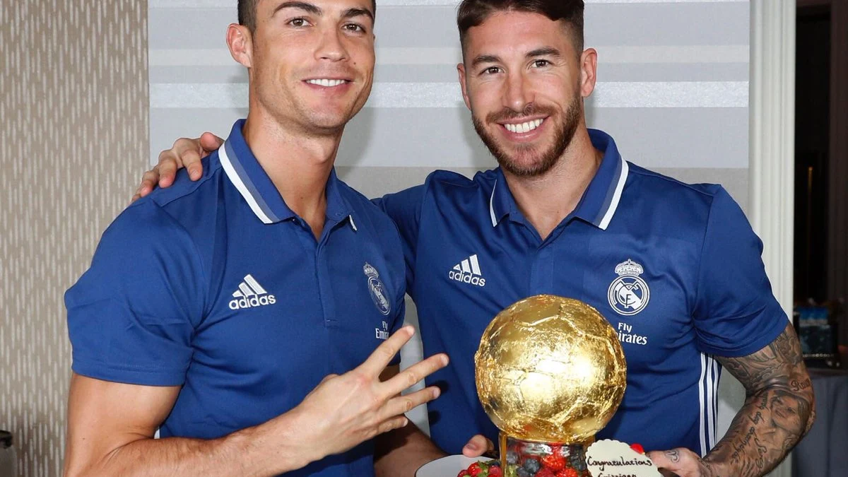 Cristiano Ronaldo y Sergio Ramos posan con la tarta del Balón de Oro Cristiano Ronaldo y Sergio Ramos posan con la tarta del Balón de Oro