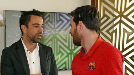Xavi habla con Messi en la visita al Bar&ccedil;a