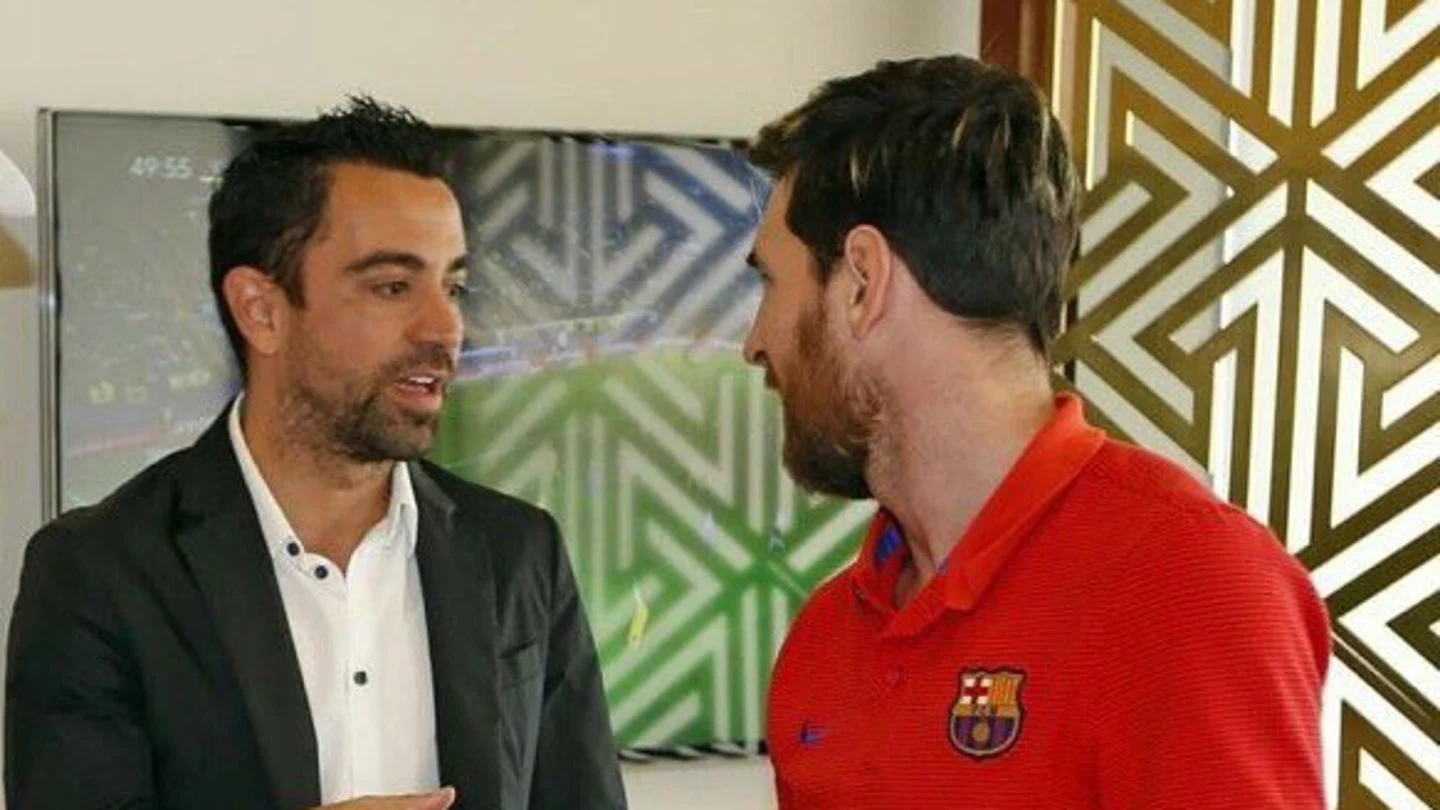 Xavi habla con Messi en la visita al Barça Xavi habla con Messi en la visita al Barça