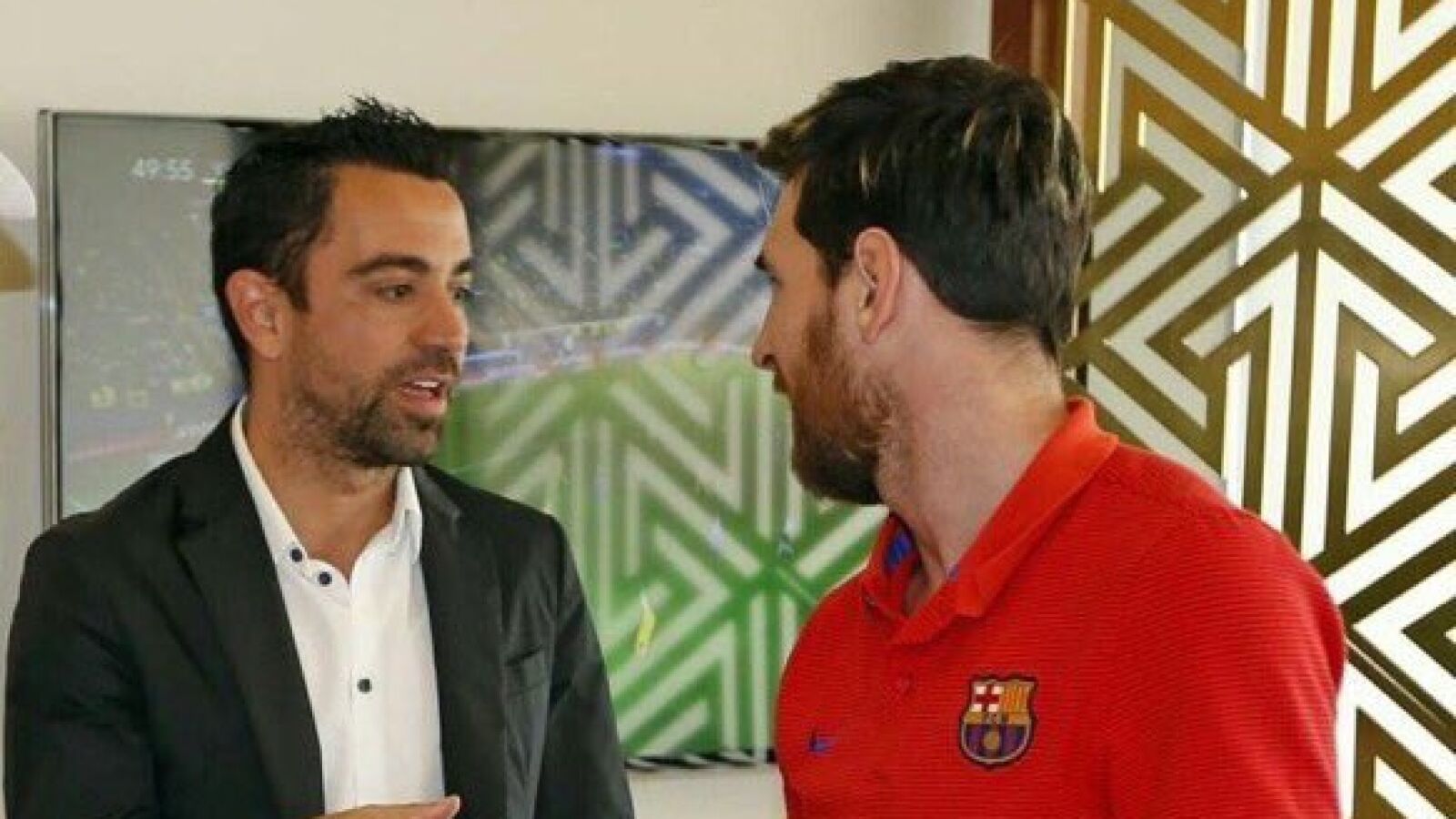 Xavi habla con Messi en la visita al Bar&ccedil;a