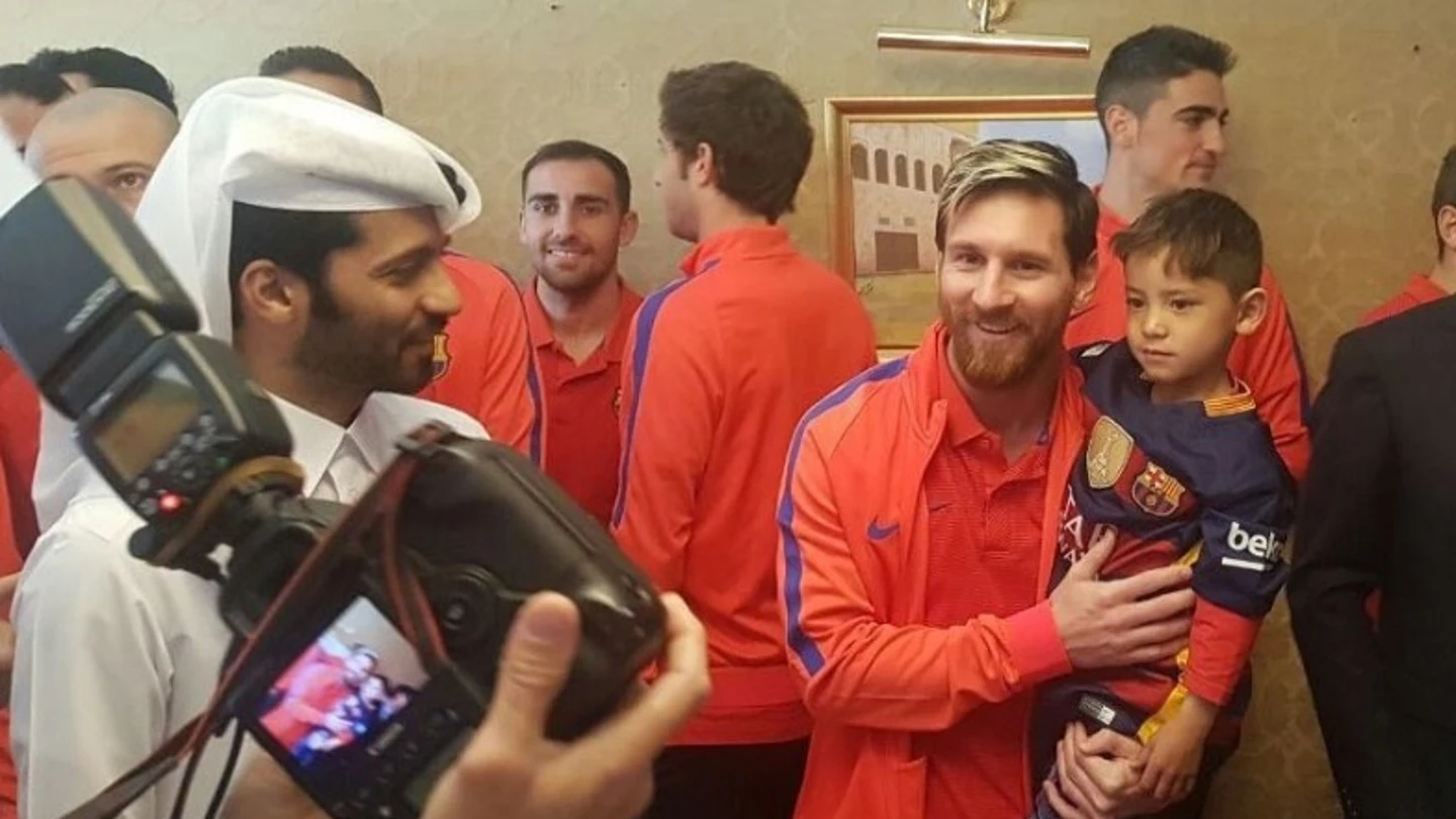 Leo Messi se saca una fotografía junto a Murtaza Leo Messi se saca una fotografía junto a Murtaza