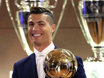 Cristiano Ronaldo sonríe tras ganar el Balón de Oro Cristiano Ronaldo sonríe tras ganar el Balón de Oro