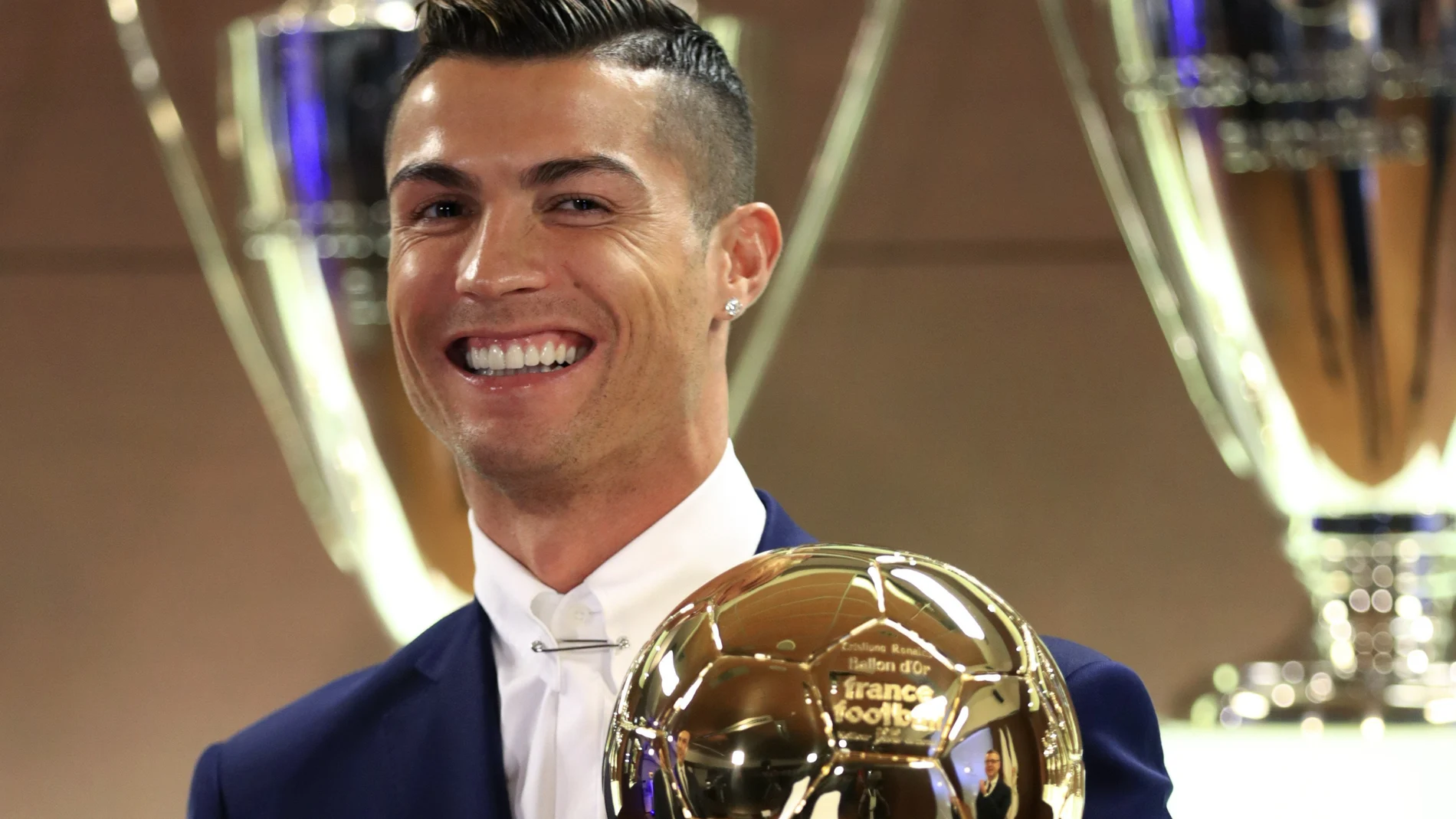 Cristiano Ronaldo sonríe tras ganar el Balón de Oro