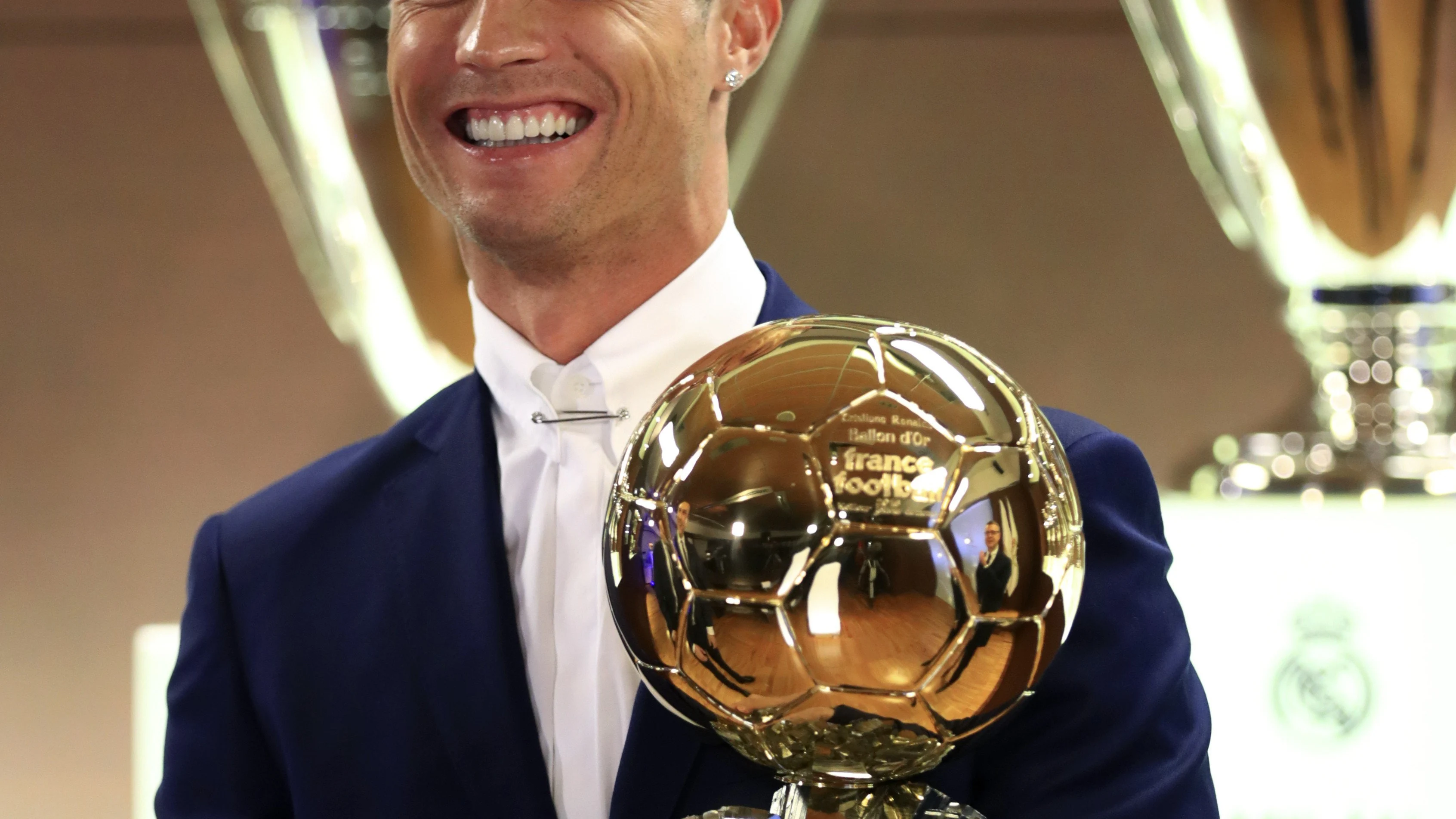 Cristiano Ronaldo sonríe tras ganar el Balón de Oro