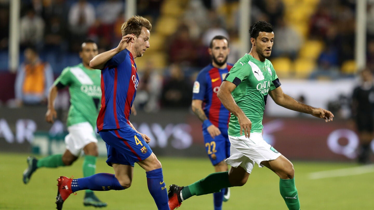 Rakitic trata de recuperar un bal&oacute;n