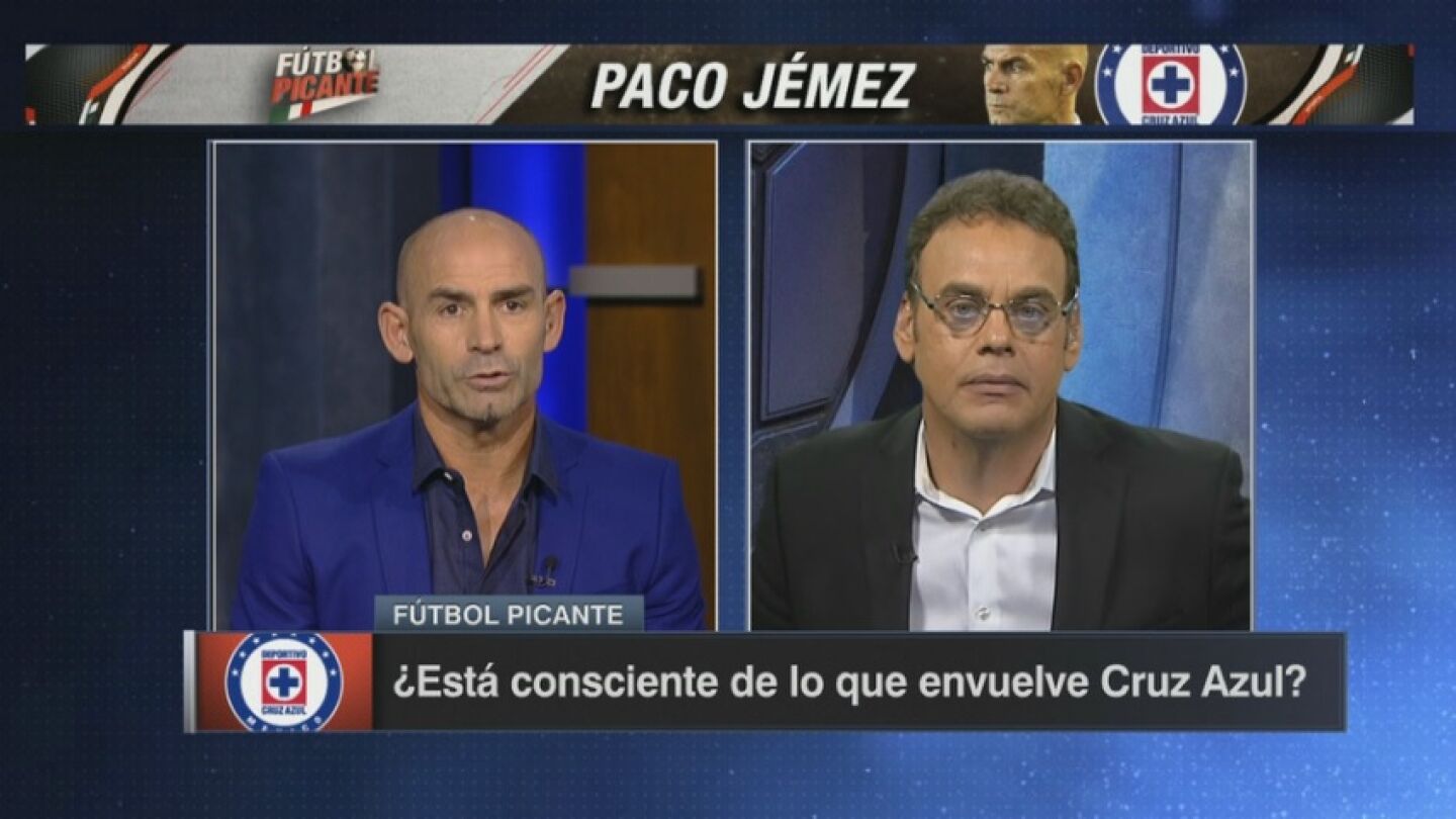 Pique de Paco J&eacute;mez con un futbolista mexicano