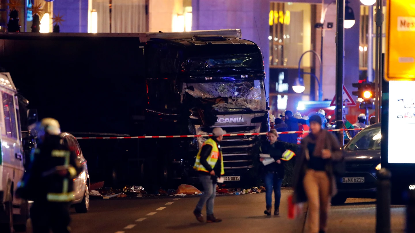 Un camión irrumpe en un mercadillo navideño en Berlín Un camión irrumpe en un mercadillo navideño en Berlín