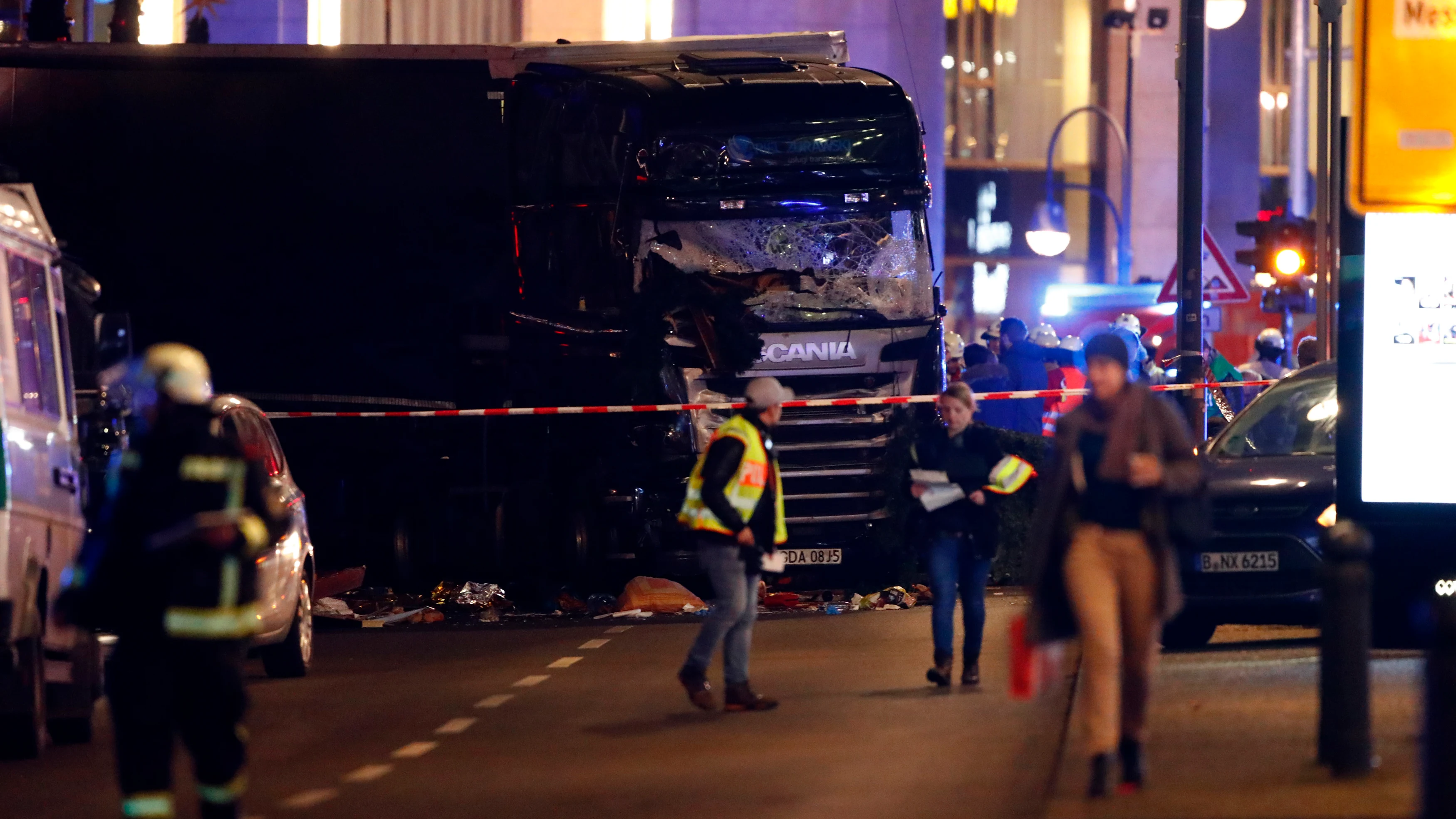 Un camión irrumpe en un mercadillo navideño en Berlín