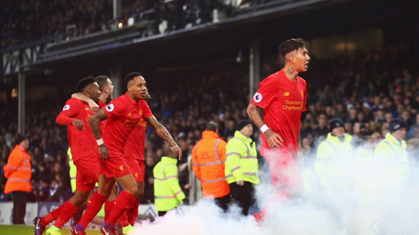 Los jugadores del Liverpool celebran el gol de Man&eacute; ante el Everton