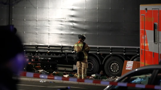 Los agentes acordonan la zona del atropello en un mercado navideño en Berlín Los agentes acordonan la zona del atropello en un mercado navideño en Berlín