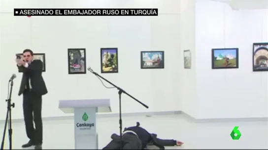 Frame 12.332307 de: El embajador ruso en Turquía, asesinado a tiros en la inauguración de una exposición Frame 12.332307 de: El embajador ruso en Turquía, asesinado a tiros en la inauguración de una exposición