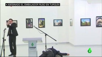 Frame 12.332307 de: El embajador ruso en Turquía, asesinado a tiros en la inauguración de una exposición