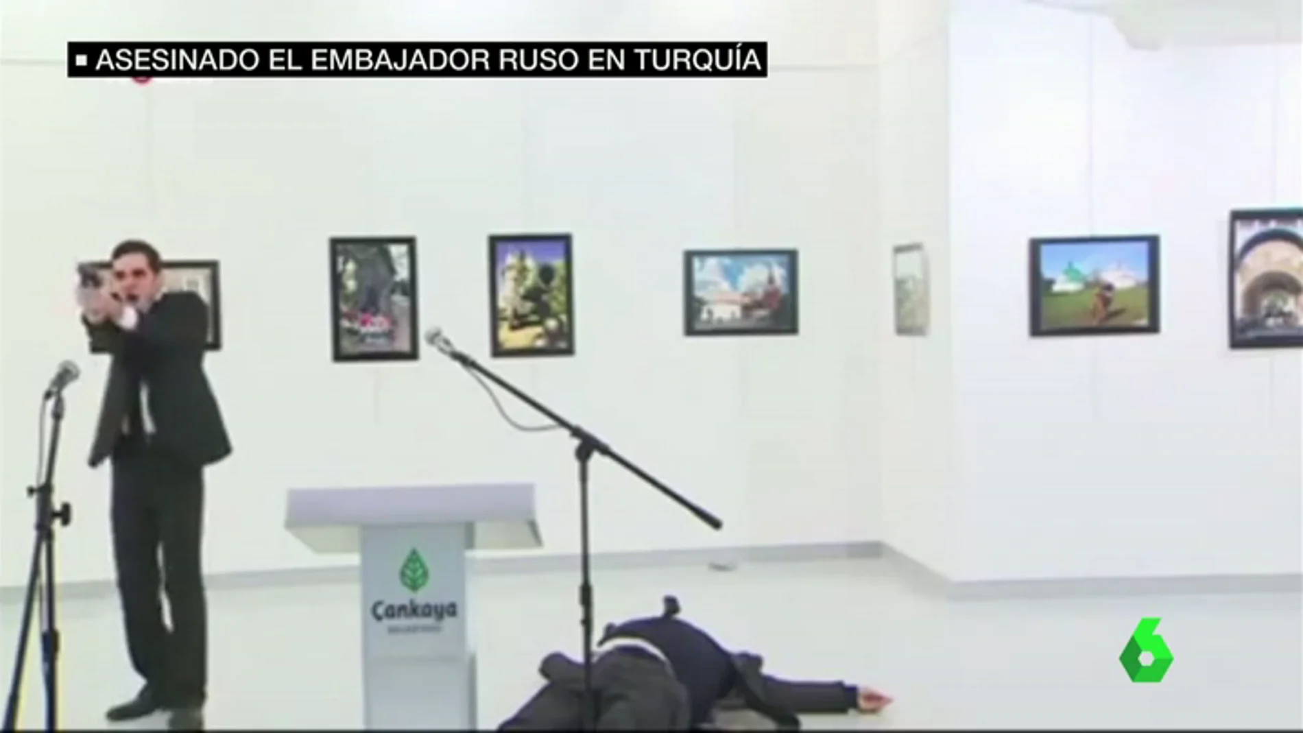 Frame 12.332307 de: El embajador ruso en Turquía, asesinado a tiros en la inauguración de una exposición