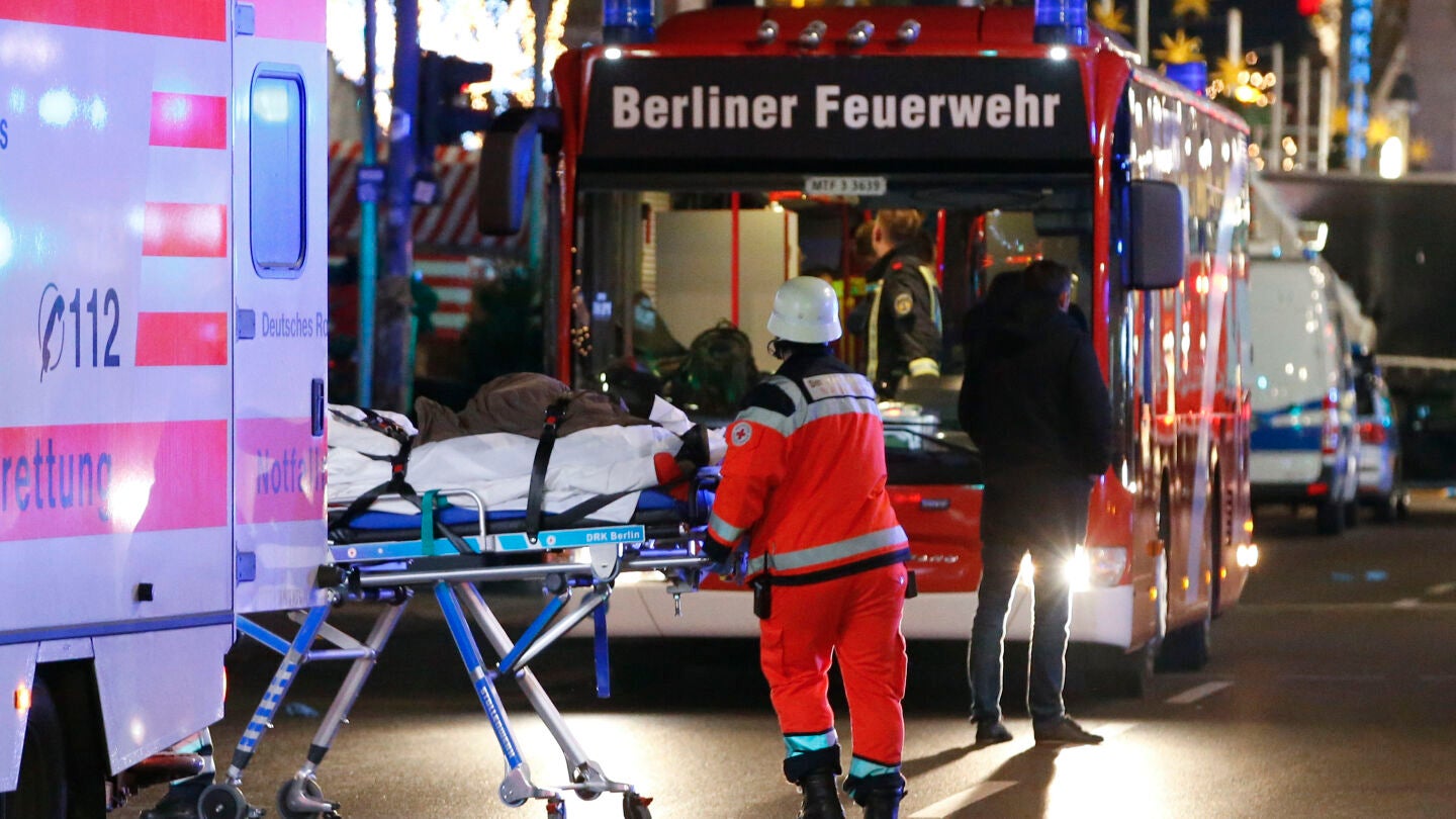Los heridos en el ataque a un mercadillo navide&ntilde;o en Berl&iacute;n son atendidos en el lugar