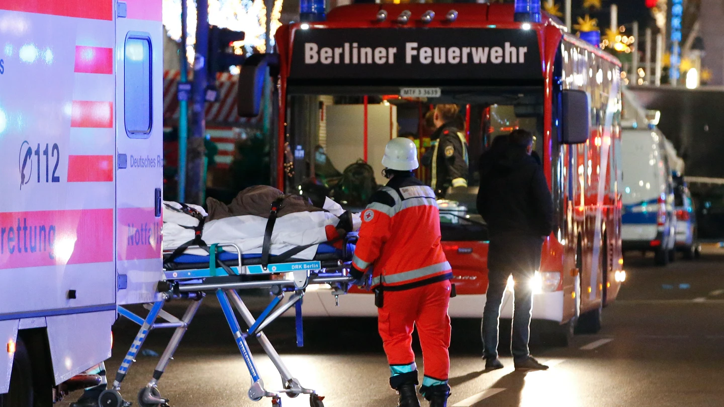 Los heridos en el ataque a un mercadillo navideño en Berlín son atendidos en el lugar Los heridos en el ataque a un mercadillo navideño en Berlín son atendidos en el lugar