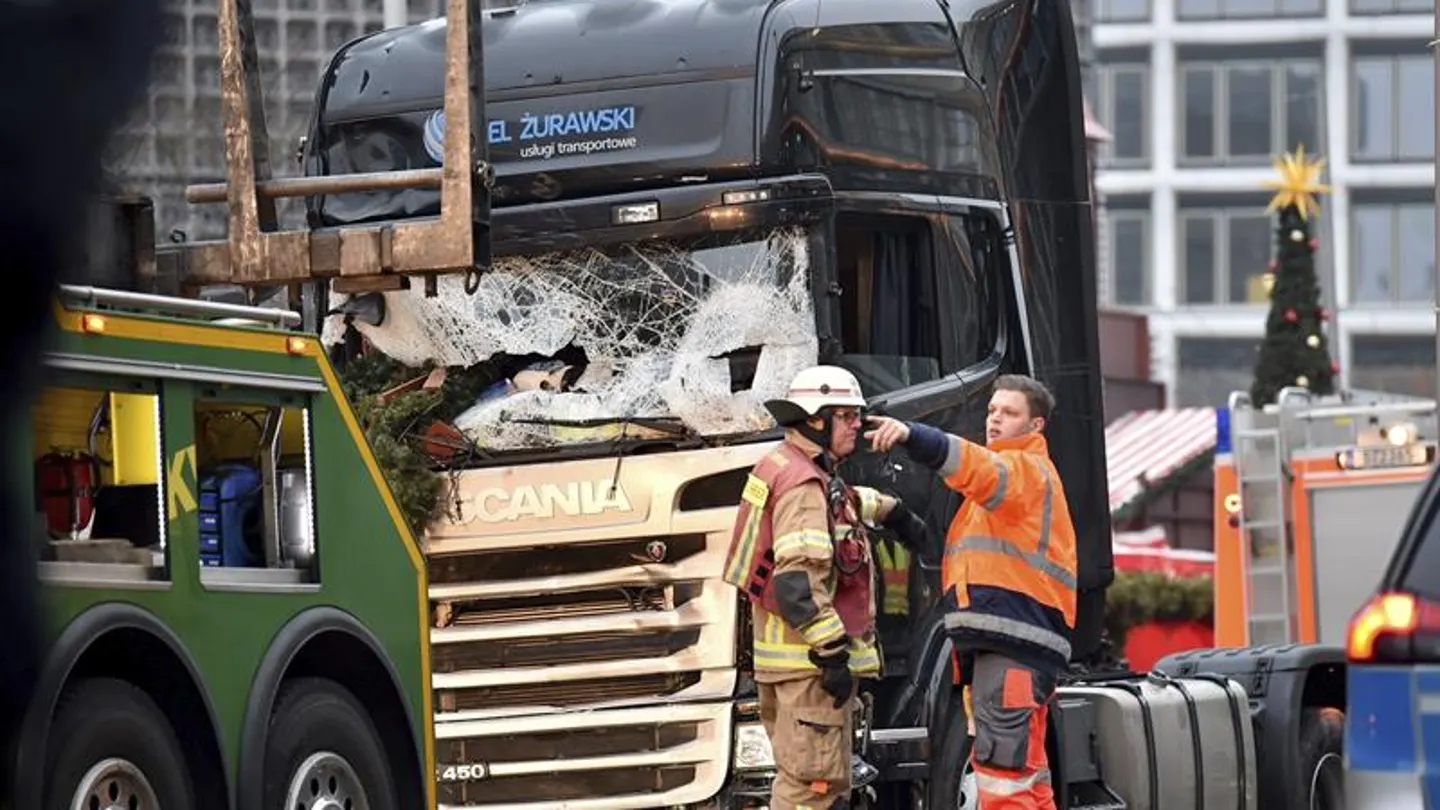 Retiran el camión del atropello masivo en Berlín Retiran el camión del atropello masivo en Berlín