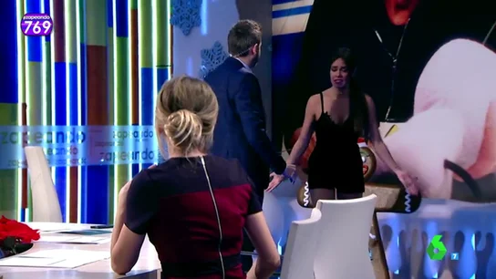 Frame 26.601223 de: Cristina Pedroche abandona el plató de Zapeando después de un gran susto: "¡Joder, iros a la mierda!" Frame 26.601223 de: Cristina Pedroche abandona el plató de Zapeando después de un gran susto: "¡Joder, iros a la mierda!"