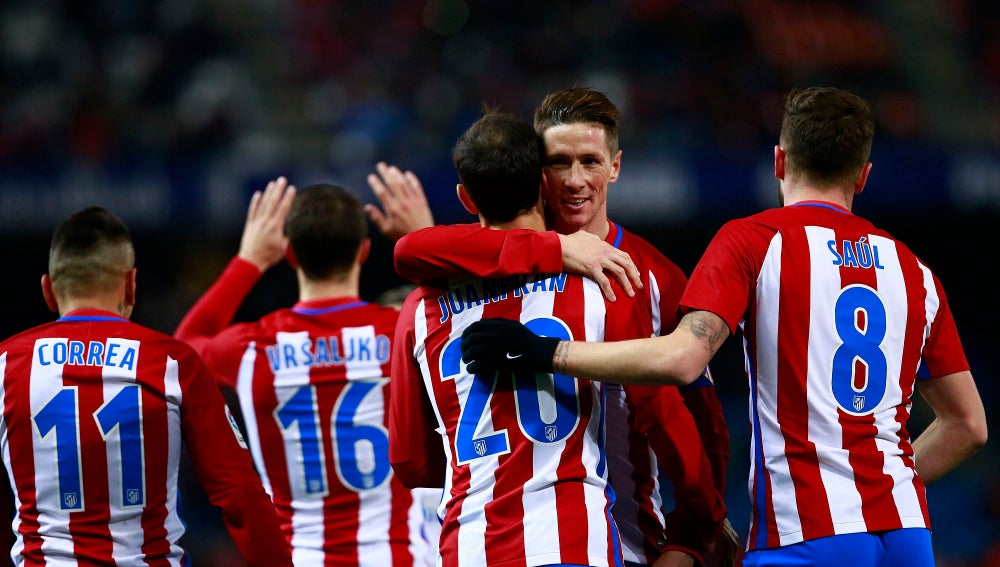 Los jugadores del Atlético de Madrid celebran el gol de Juanfran