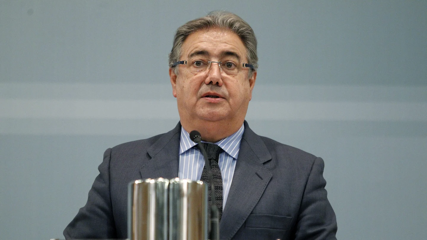 El ministro del Interior, Juan Ignacio Zoido, durante la rueda de prensa posterior a la reunión de la mesa de evaluación de la amenaza terrorista mantenida con los máximos responsables de las fuerzas de seguridad El ministro del Interior, Juan Ignacio Zoido, durante la rueda de prensa posterior a la reunión de la mesa de evaluación de la amenaza terrorista mantenida con los máximos responsables de las fuerzas de seguridad