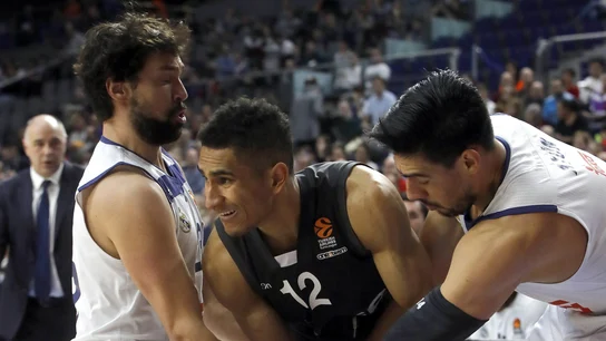 Llull y Ayón intentan robar el balón a Maodo Lo Llull y Ayón intentan robar el balón a Maodo Lo