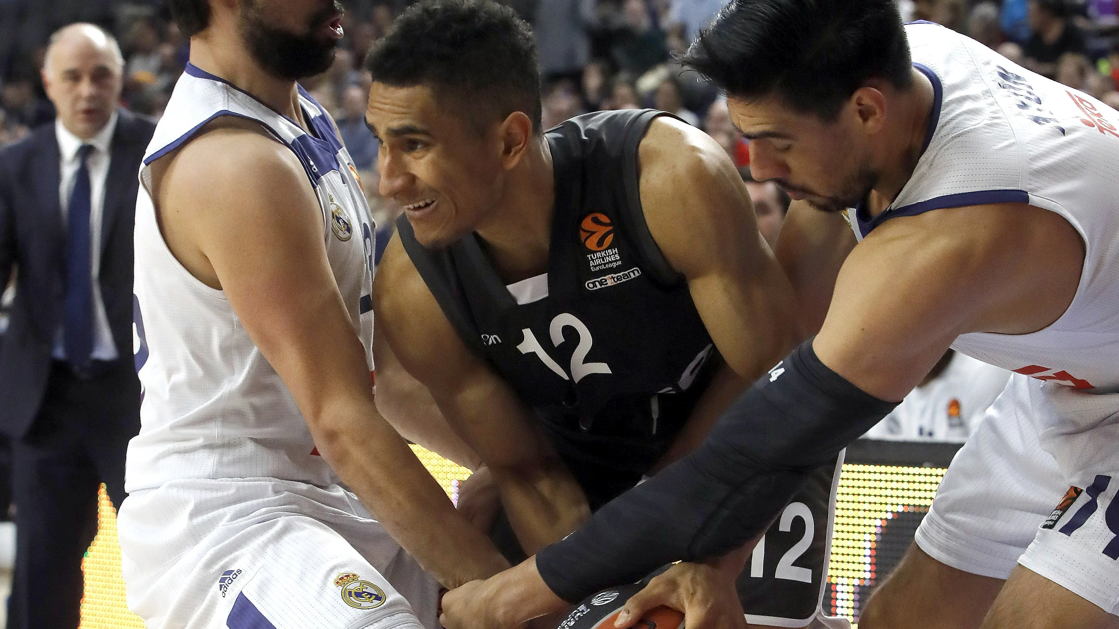 Llull y Ayón intentan robar el balón a Maodo Lo