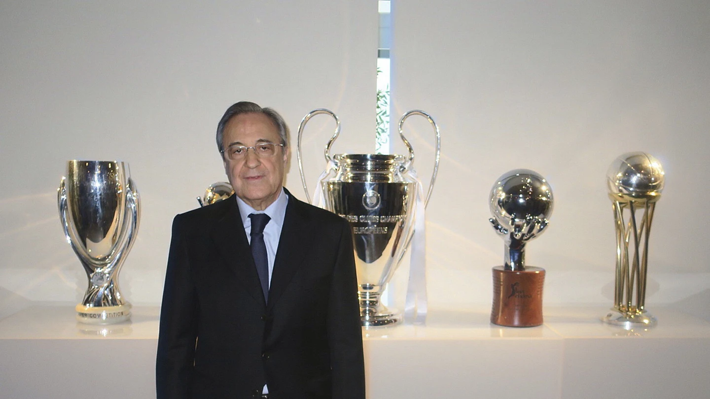 Florentino Pérez posa junto a los trofeos conseguidos por el Real Madrid en 2016 Florentino Pérez posa junto a los trofeos conseguidos por el Real Madrid en 2016