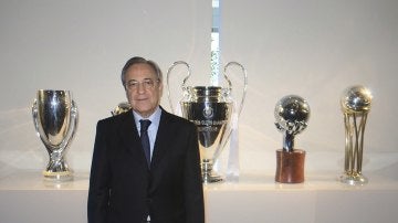 Florentino Pérez posa junto a los trofeos conseguidos por el Real Madrid en 2016