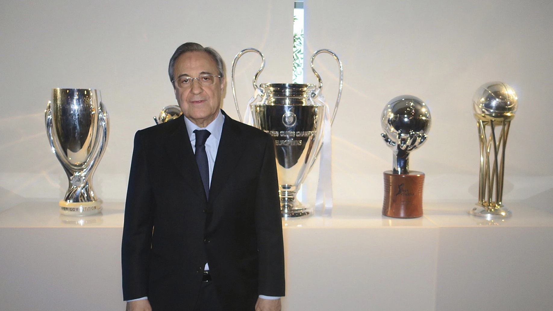 Florentino Pérez posa junto a los trofeos conseguidos por el Real Madrid en 2016