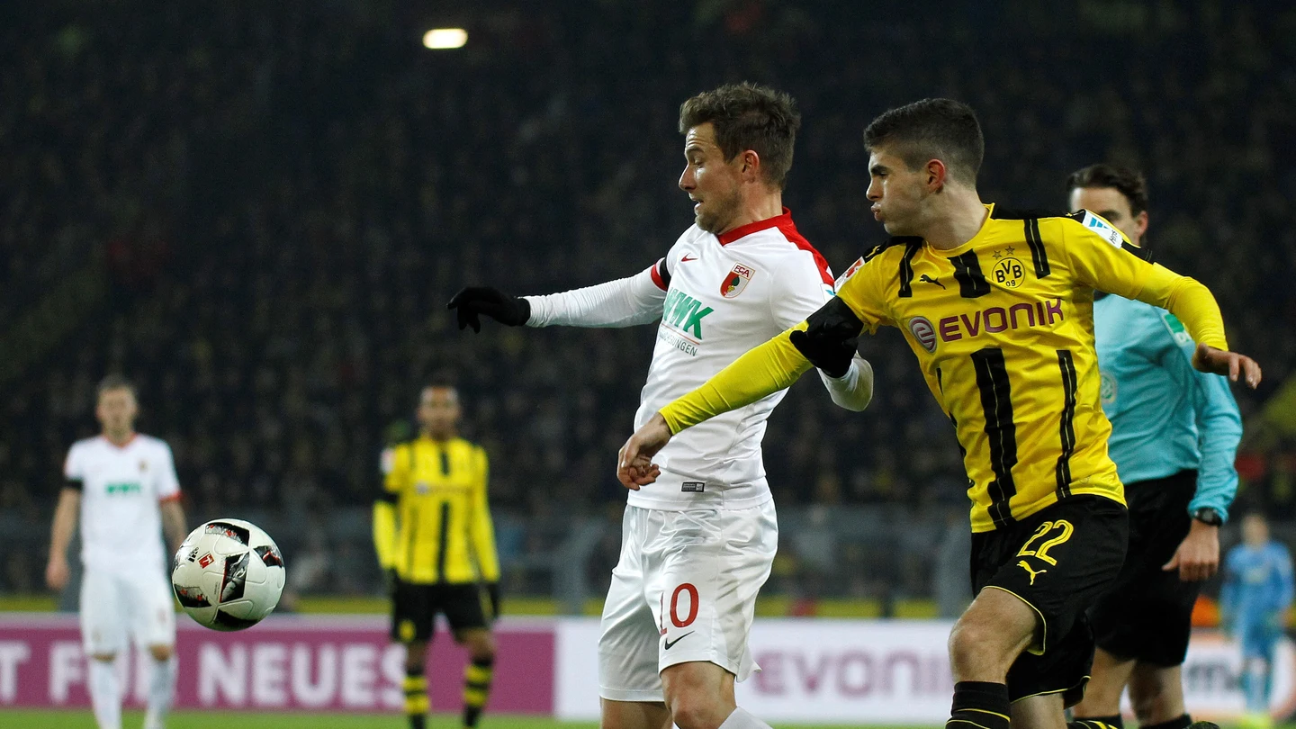 Pulisic y Baier disputan el balón Pulisic y Baier disputan el balón