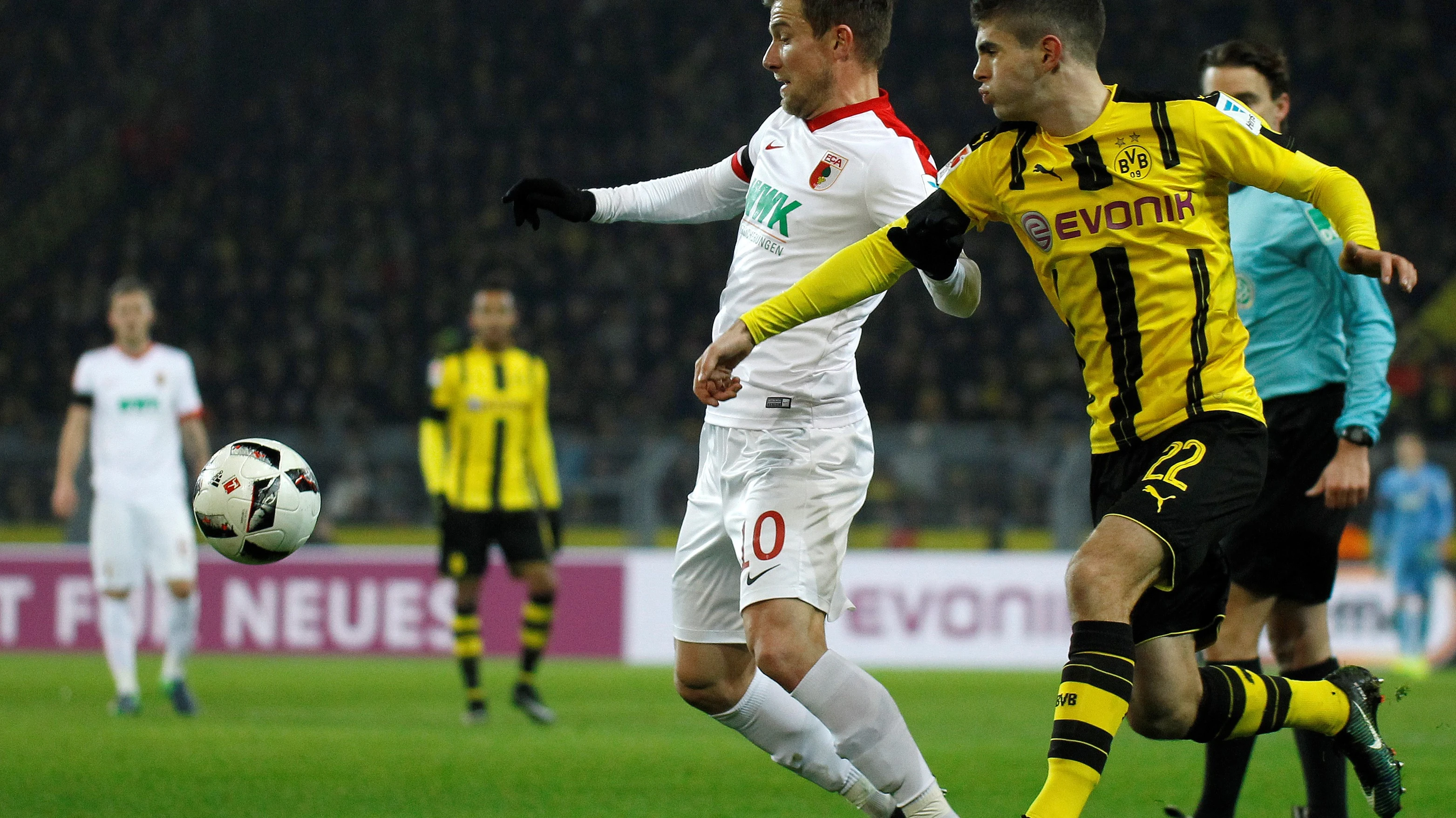 Pulisic y Baier disputan el balón