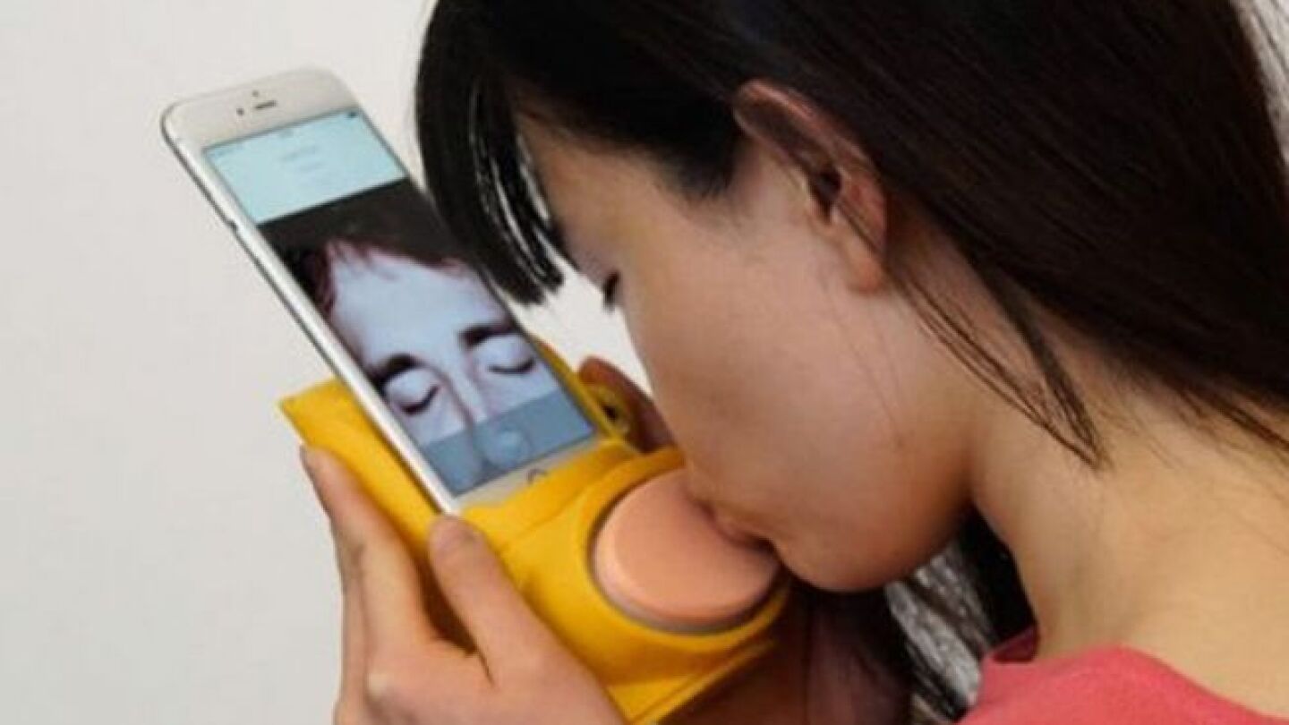 Un nuevo gadget que permite besar a trav&eacute;s de videollamadas