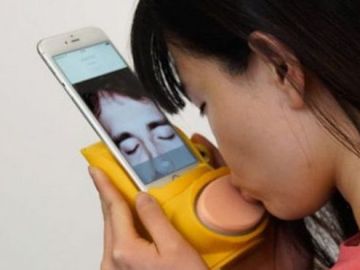 Un nuevo gadget que permite besar a través de videollamadas Un nuevo gadget que permite besar a través de videollamadas