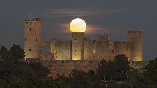 La superluna en el castillo mallorquín de Bellver La superluna en el castillo mallorquín de Bellver