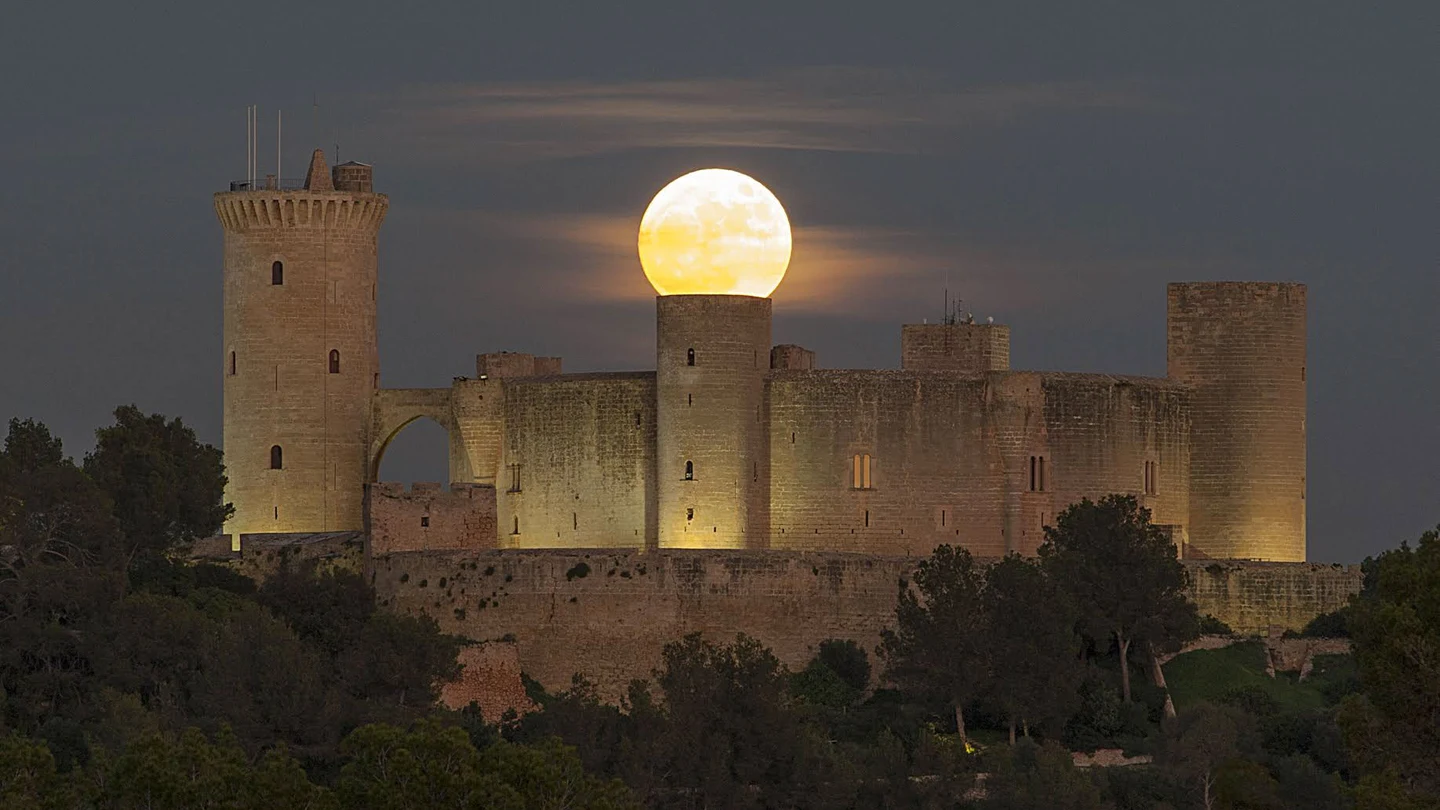 El castillo mallorquín de Bellver. La superluna en el castillo mallorquín de Bellver