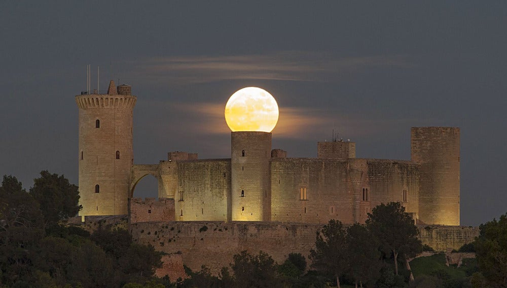 La superluna en el castillo mallorquín de Bellver