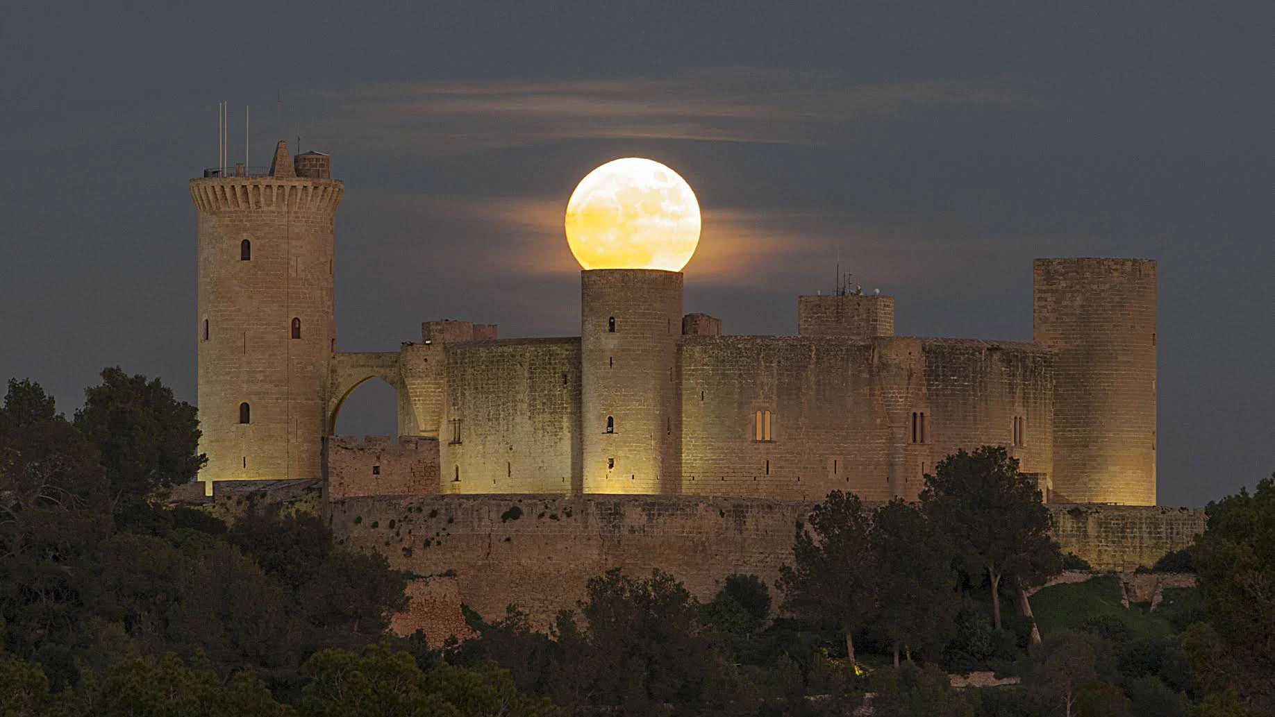 La superluna en el castillo mallorquín de Bellver La superluna en el castillo mallorquín de Bellver