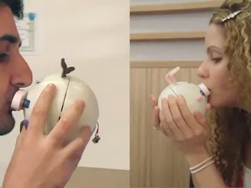 Una pareja se besa a través de 'Kissenger' Una pareja se besa a través de 'Kissenger'