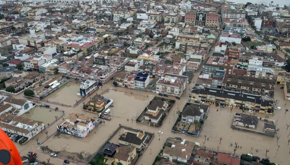 Vista aérea del área urbana de Los Alcázares inundada por el temporal