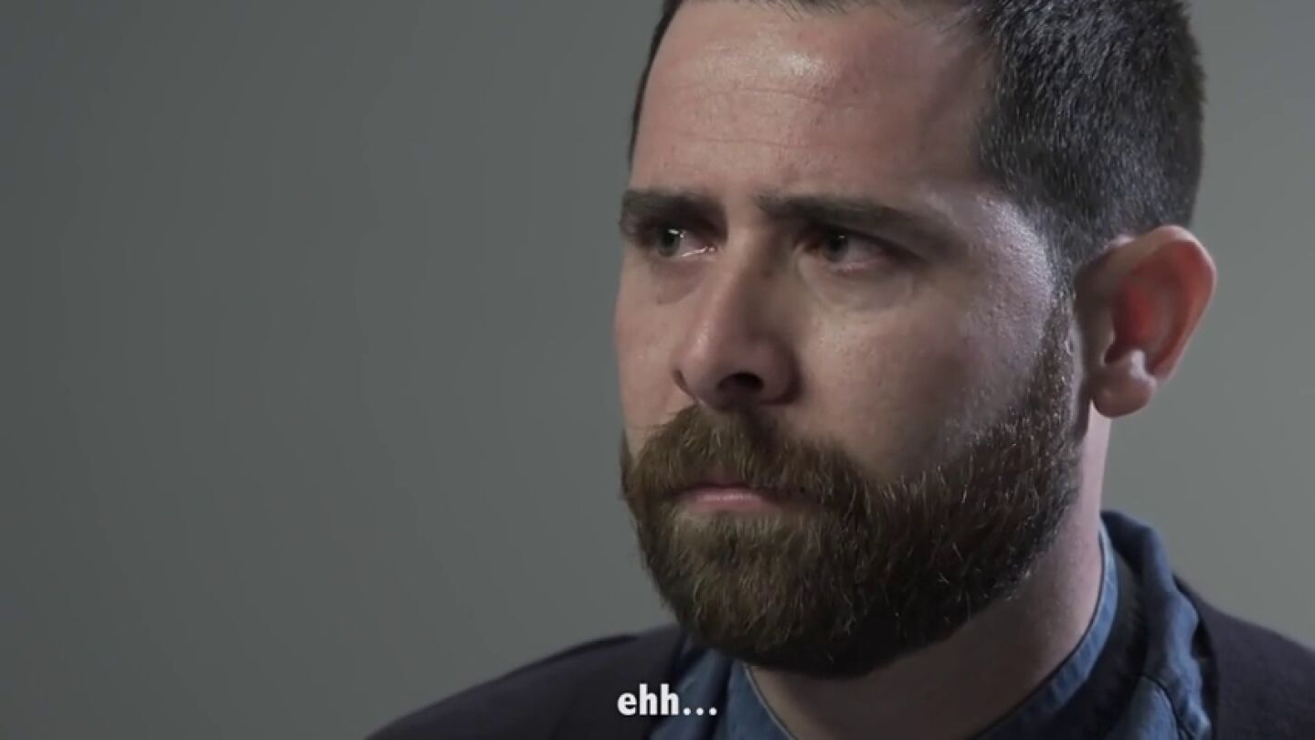 Frame 219.724522 de: "&iquest;Regalar&iacute;as un abrazo a la persona que m&aacute;s quieres en Navidad?", el v&iacute;deo que prueba que los regalos que hacemos no tienen valor