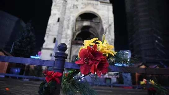 Un ramo de flores en el mercado de Berlín donde se produjo el atentado Un ramo de flores en el mercado de Berlín donde se produjo el atentado