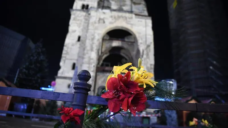 Un ramo de flores en el mercado de Berl&iacute;n donde se produjo el atentado