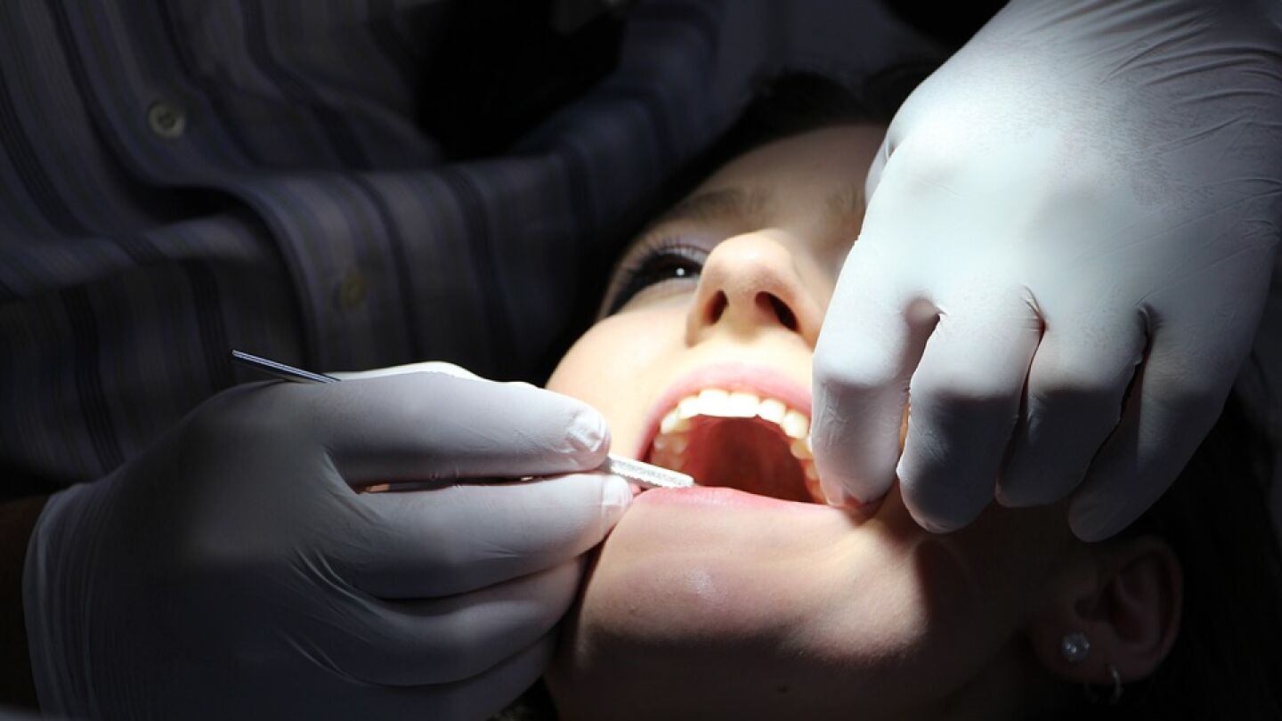 Haz el favor y ve al dentista. &iexcl;Esas molestias mandibulares pueden estar pidiendo a gritos un m&eacute;dico! 