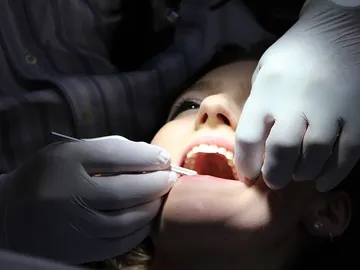 Un dentista trabajando Un dentista trabajando