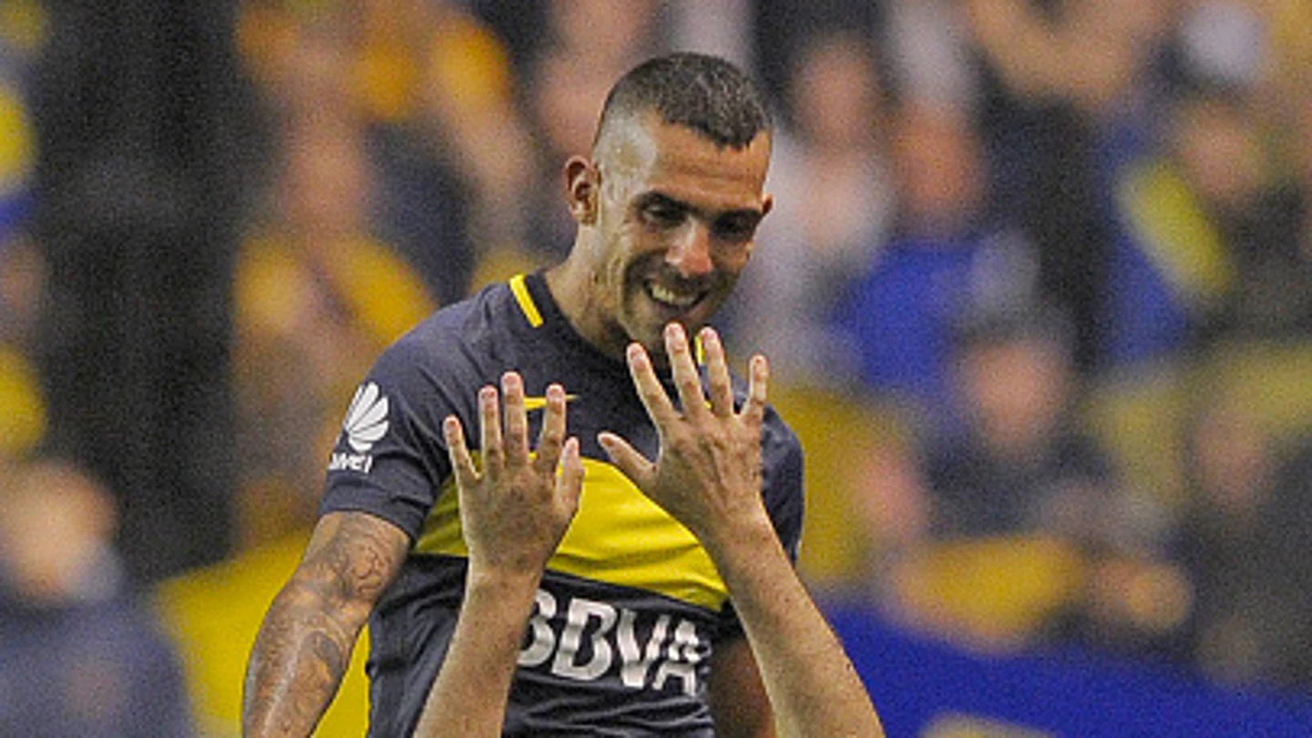 Tévez sonríe ante un aficionado que se clava de rodillas Tévez sonríe ante un aficionado que se clava de rodillas