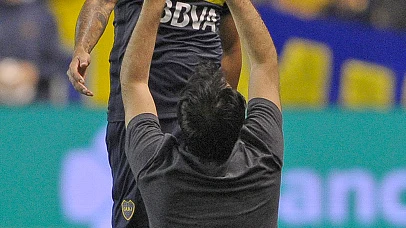 Tévez sonríe ante un aficionado que se clava de rodillas