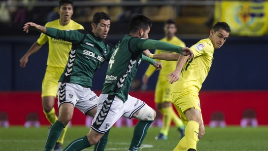 Santos Borre aguanta el balón ante la defensa del Toledo Santos Borre aguanta el balón ante la defensa del Toledo