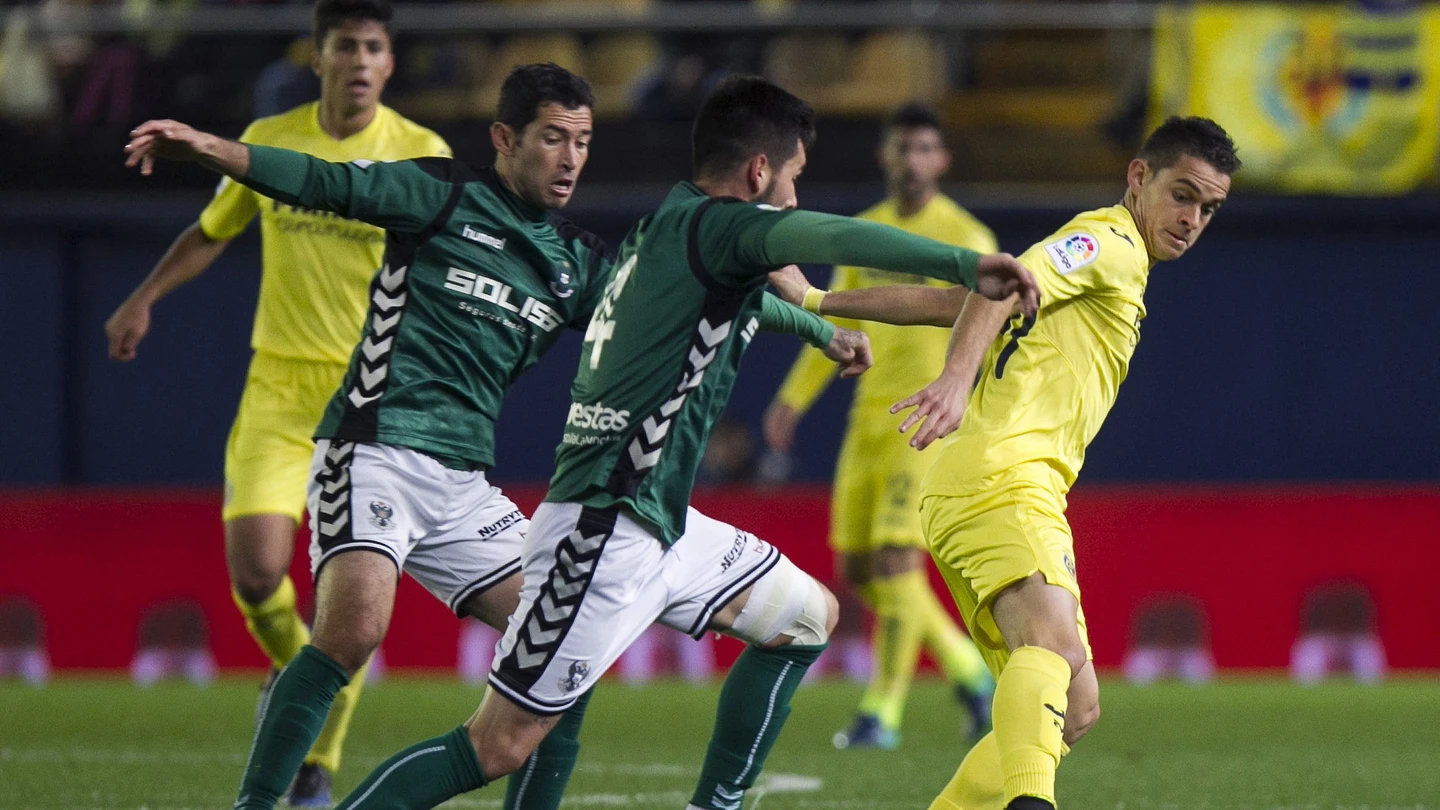 Santos Borre aguanta el balón ante la defensa del Toledo Santos Borre aguanta el balón ante la defensa del Toledo