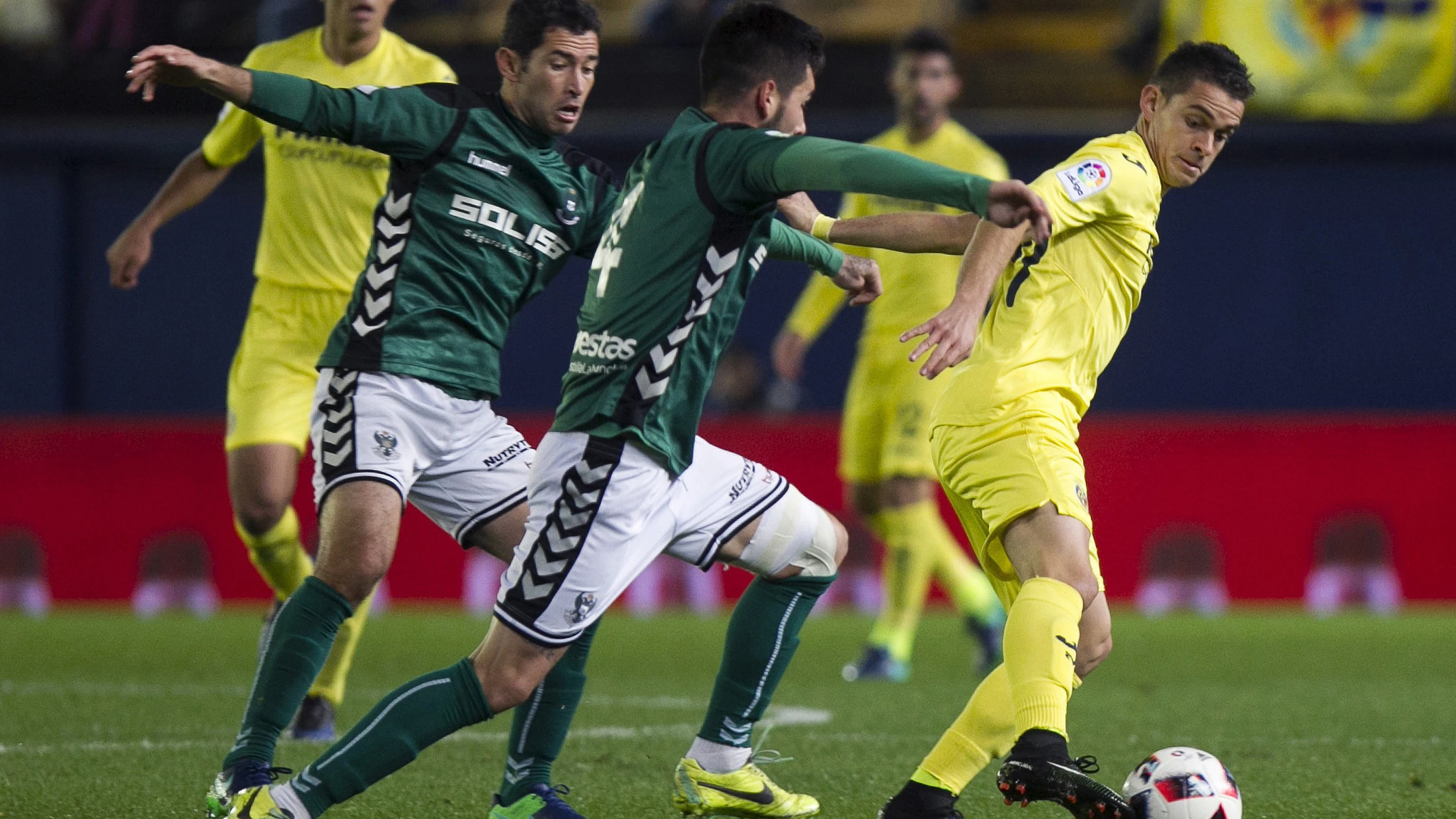 Santos Borre aguanta el balón ante la defensa del Toledo Santos Borre aguanta el balón ante la defensa del Toledo