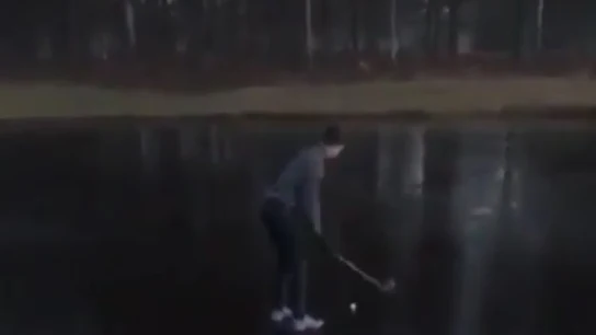 Intenta sacar una pelota de golf de un lago helado Intenta sacar una pelota de golf de un lago helado