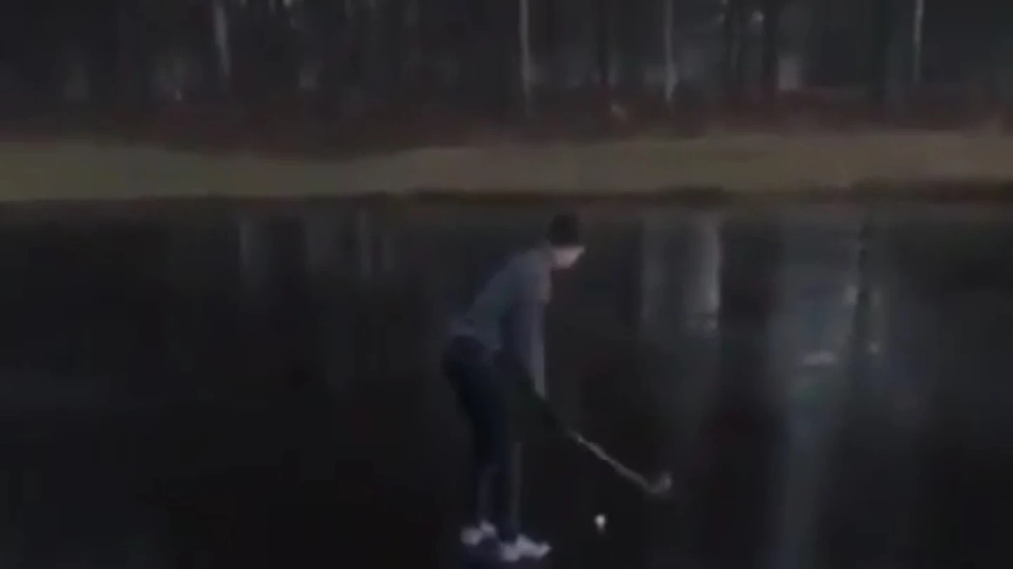 Intenta sacar una pelota de golf de un lago helado Intenta sacar una pelota de golf de un lago helado